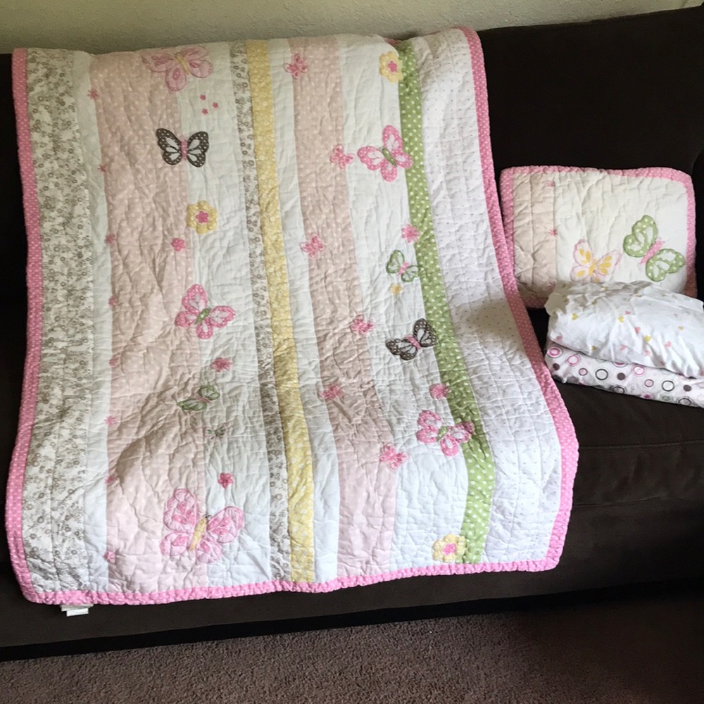 Pottery barn crib quilts and pillow set, +2 fitted crib sheets